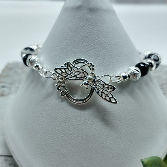 Handmade Black and White Cluster Beaded Bracelet - Picture 3 of 4